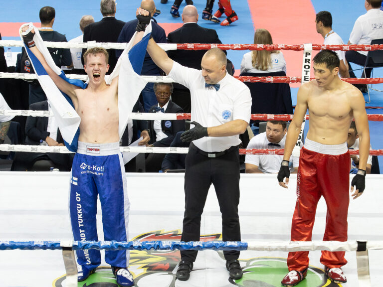 BJ7I9340-Akseli-1800