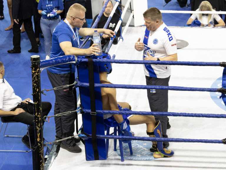 BJ7I8287 Lepa ja Pasi Alin kulmassa