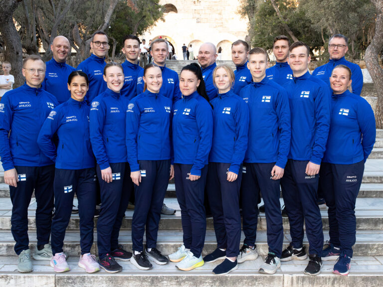 BJ7I1234-ryhmäkuva-2000